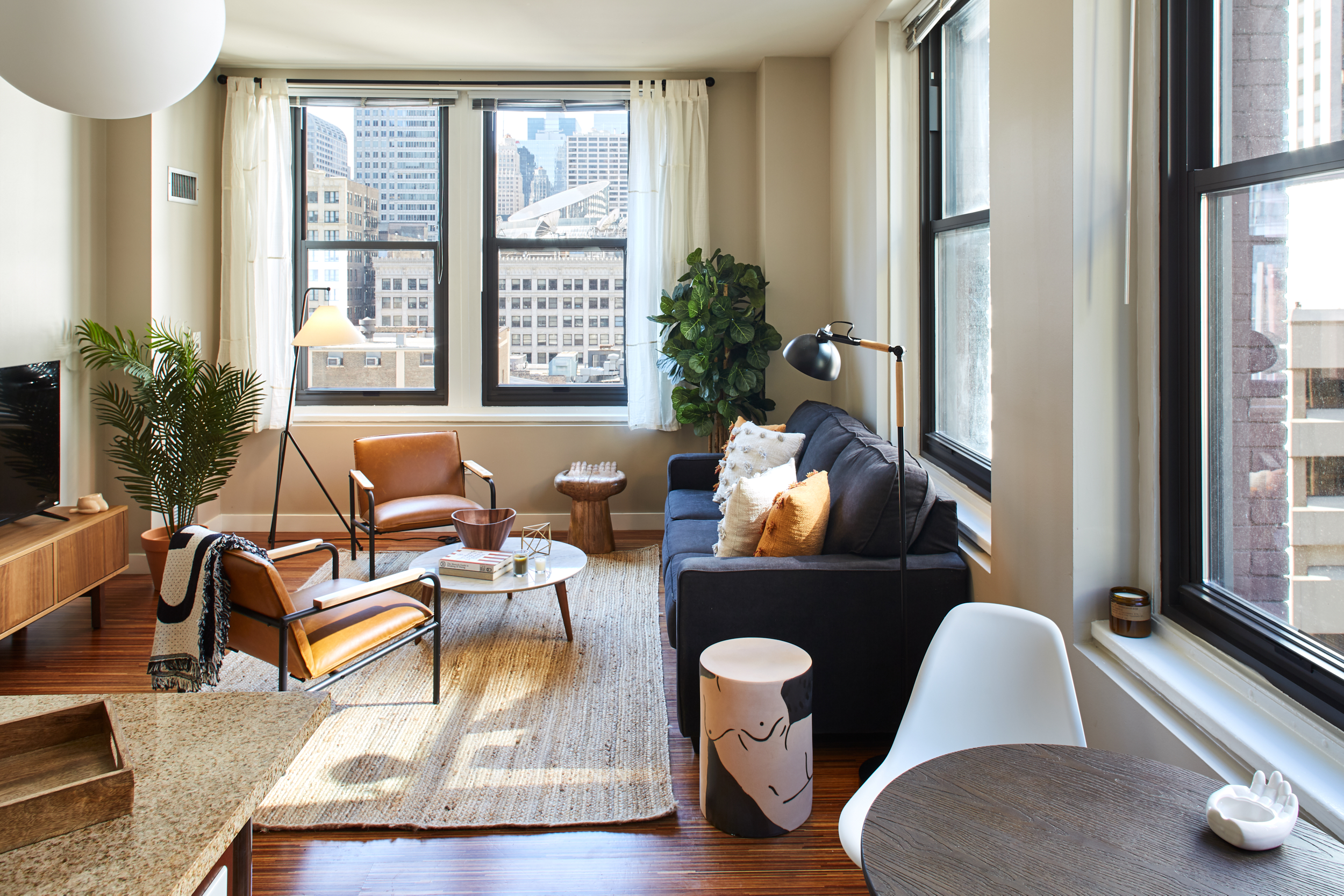 Stylish Corner 2 Bedroom in the Heart of Chicago | Roof Deck — Chicago, IL — vacation rental