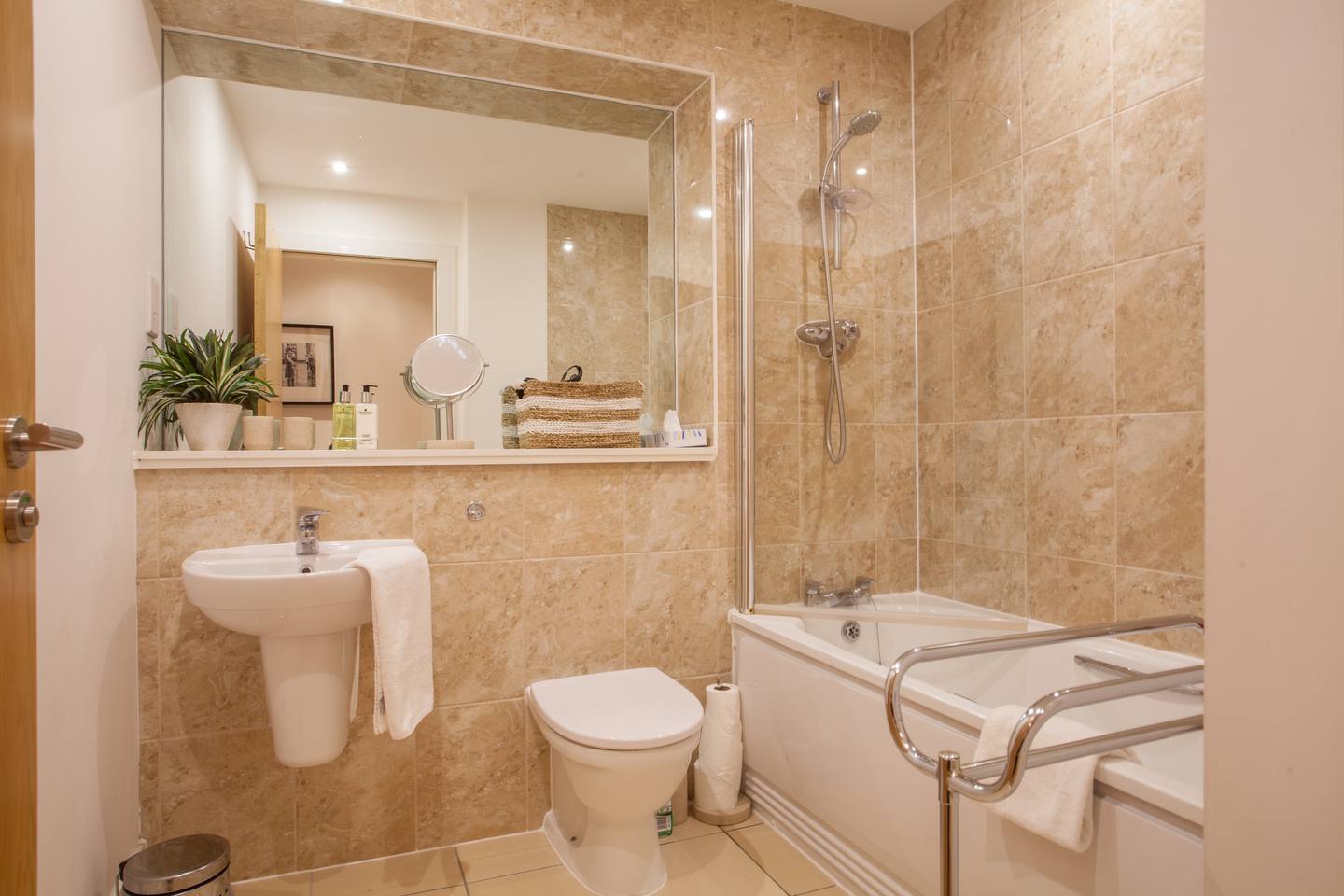 View Stylish Balcony Apartment in Glasgow in 31 Virginia Street G1 1TE Stylish Balcony Apartment in Glasgow in 31 Virginia Street G1 1TE - Property image 15 - VivreStays