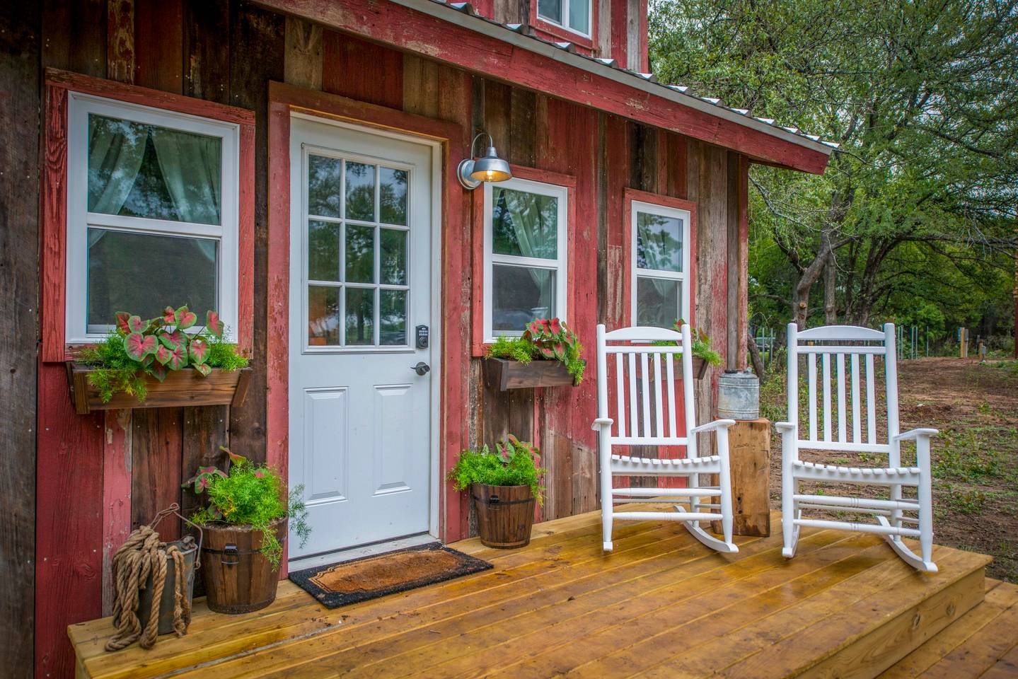 Cozy Cabin "Little Red Hen" 12 min to Magnolia — Waco, TX — vacation rental