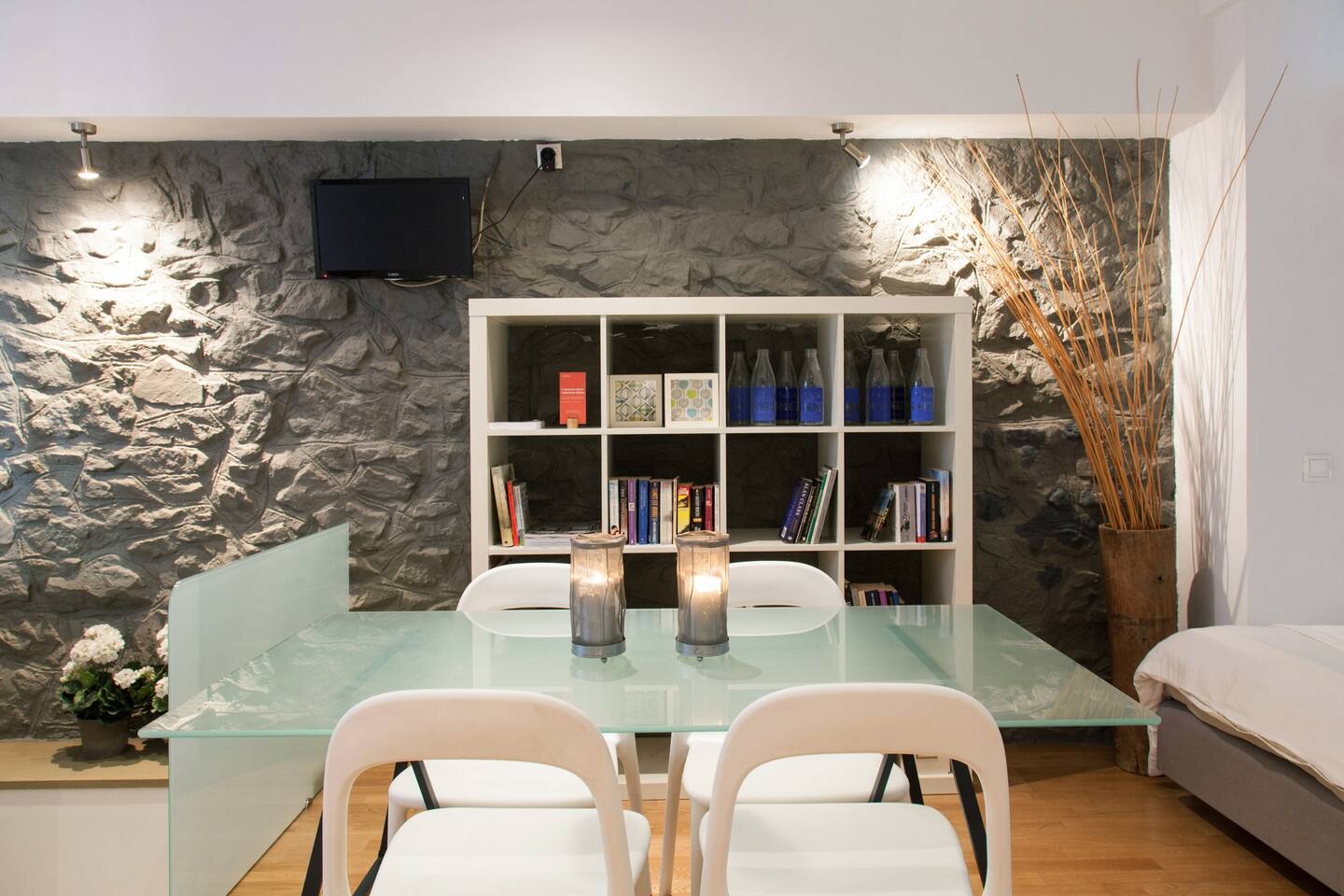 #AH01 Elevated ground floor studio in Athens, 114 72