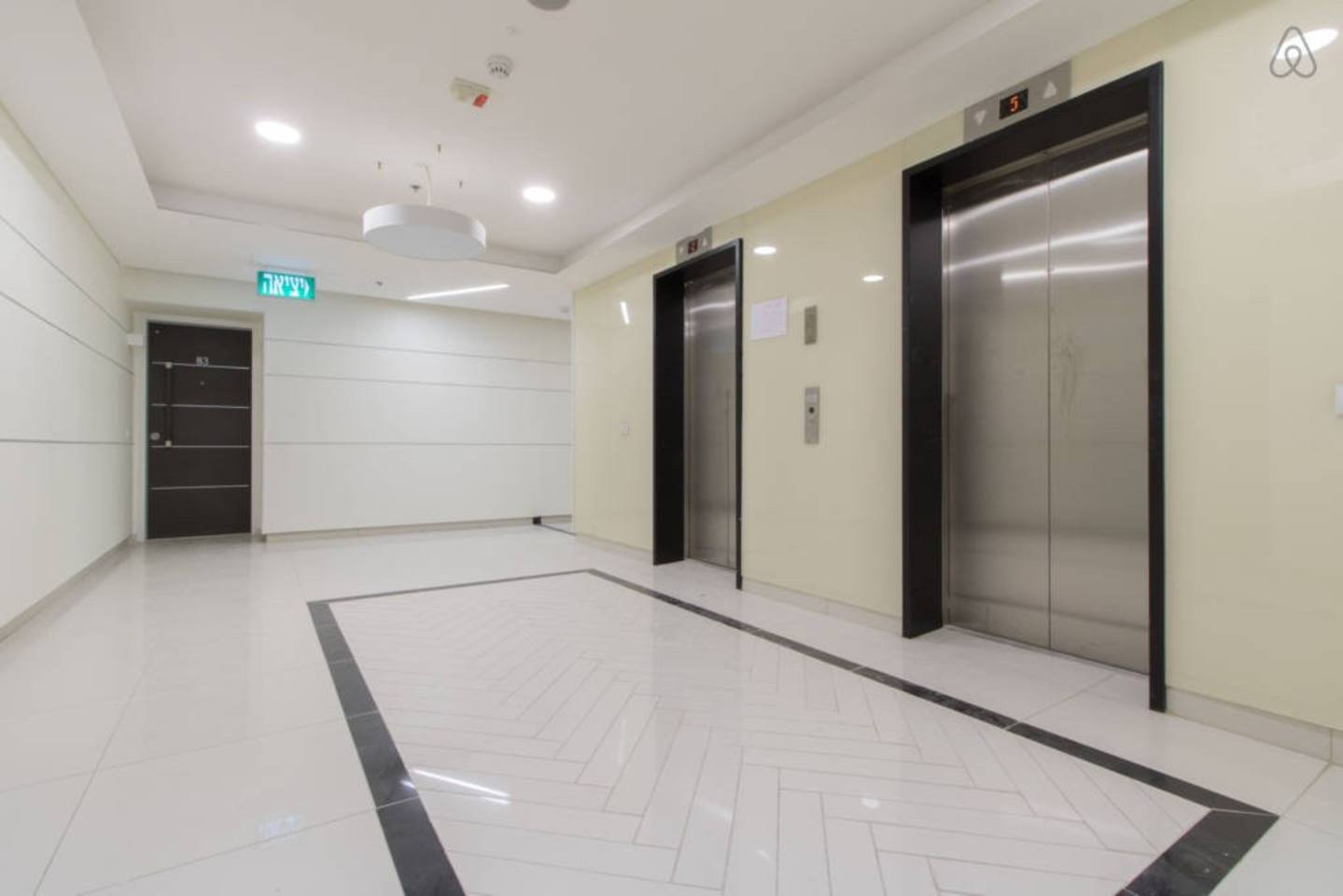Stunning 2 bdm apt, Haneviim Court photo 18