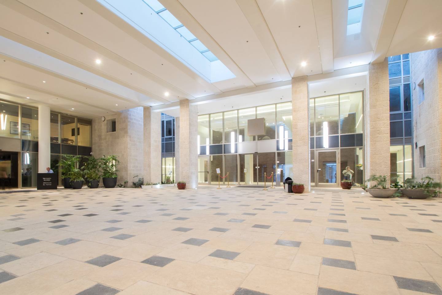 Stunning 2 bdm apt, Haneviim Court photo 26