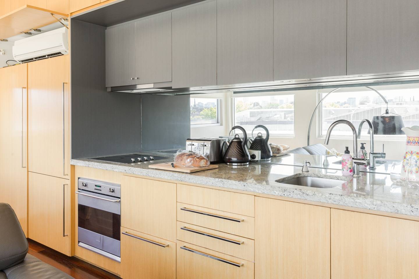 Cosmopolitan South Yarra Townhouse With Roof Top - Picture 10