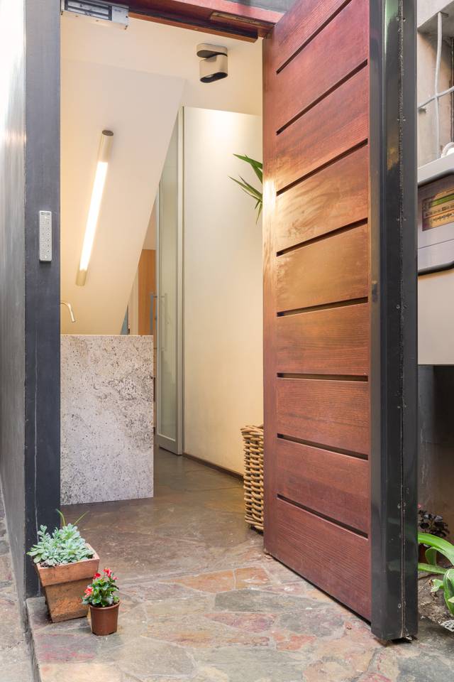 Cosmopolitan South Yarra Townhouse With Roof Top